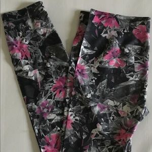 No Boundaries. Medium leggings